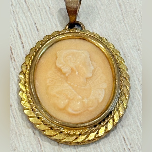 Vintage Gold Cameo Pendant - Picture 2 of 5